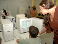 Crianças usam equipamentos da unidade recém-inaugurada